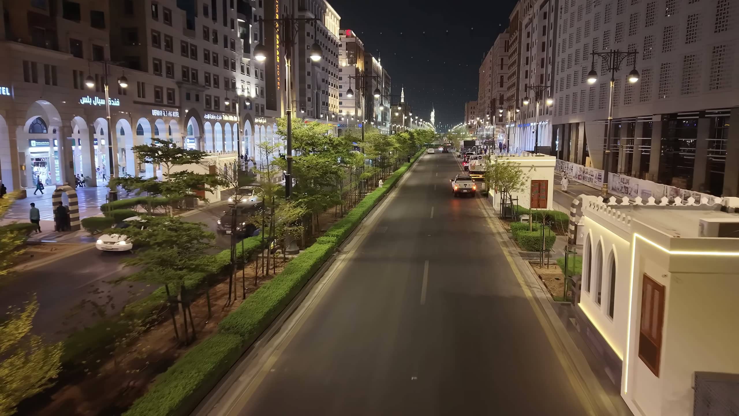 منظر ليلي لمحور شوارع المنطقة المركزية في المدينة المنورة مع أعمدة الإنارة على جانبي الطريق