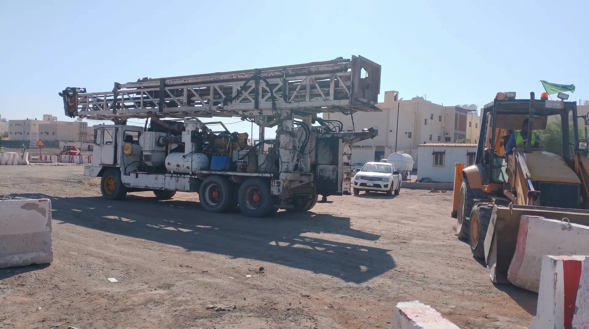 معدة حفر ثقيلة في منطقة عمل محمية ضمن مشروع شبكات الري والآبار