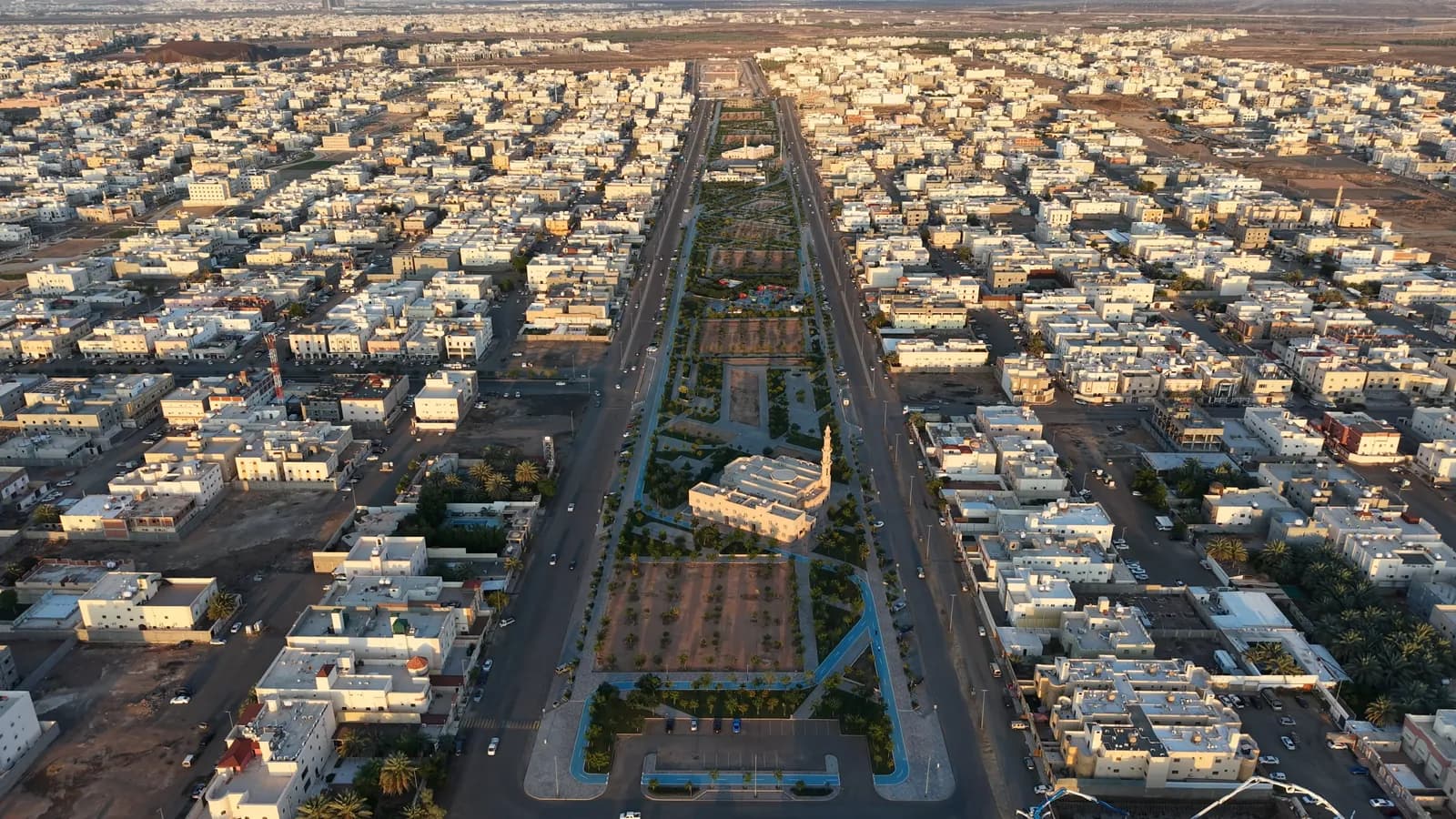 منظر جوي للمحور الكامل للحديقة عند الغروب وسط الحي السكني