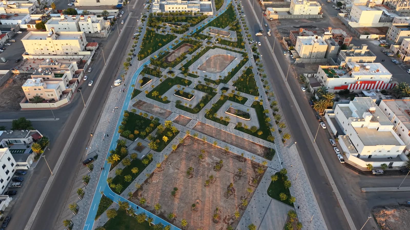 منظر جوي للحدائق الهندسية المزروعة بين مساري الطريق