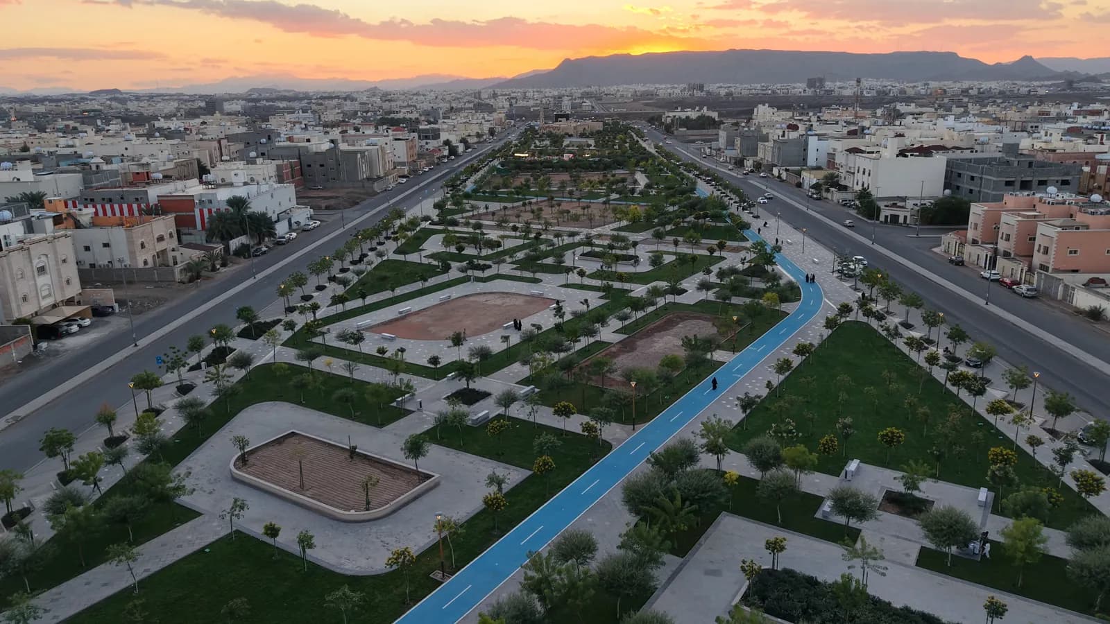 منظر جوي واسع عند الغروب فوق الحديقة الخطية والجبال في الأفق