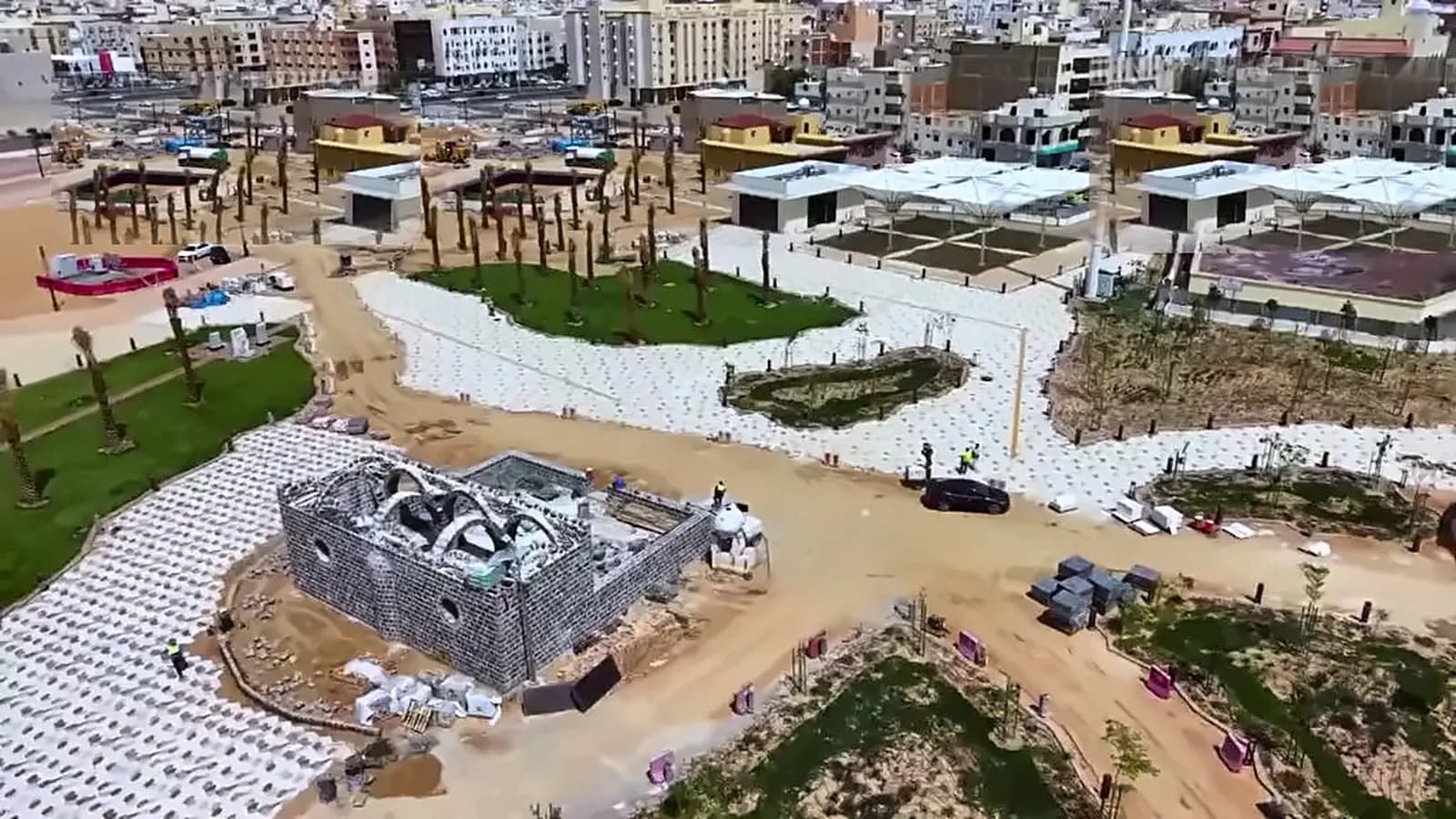 Central work zone between landscaped areas