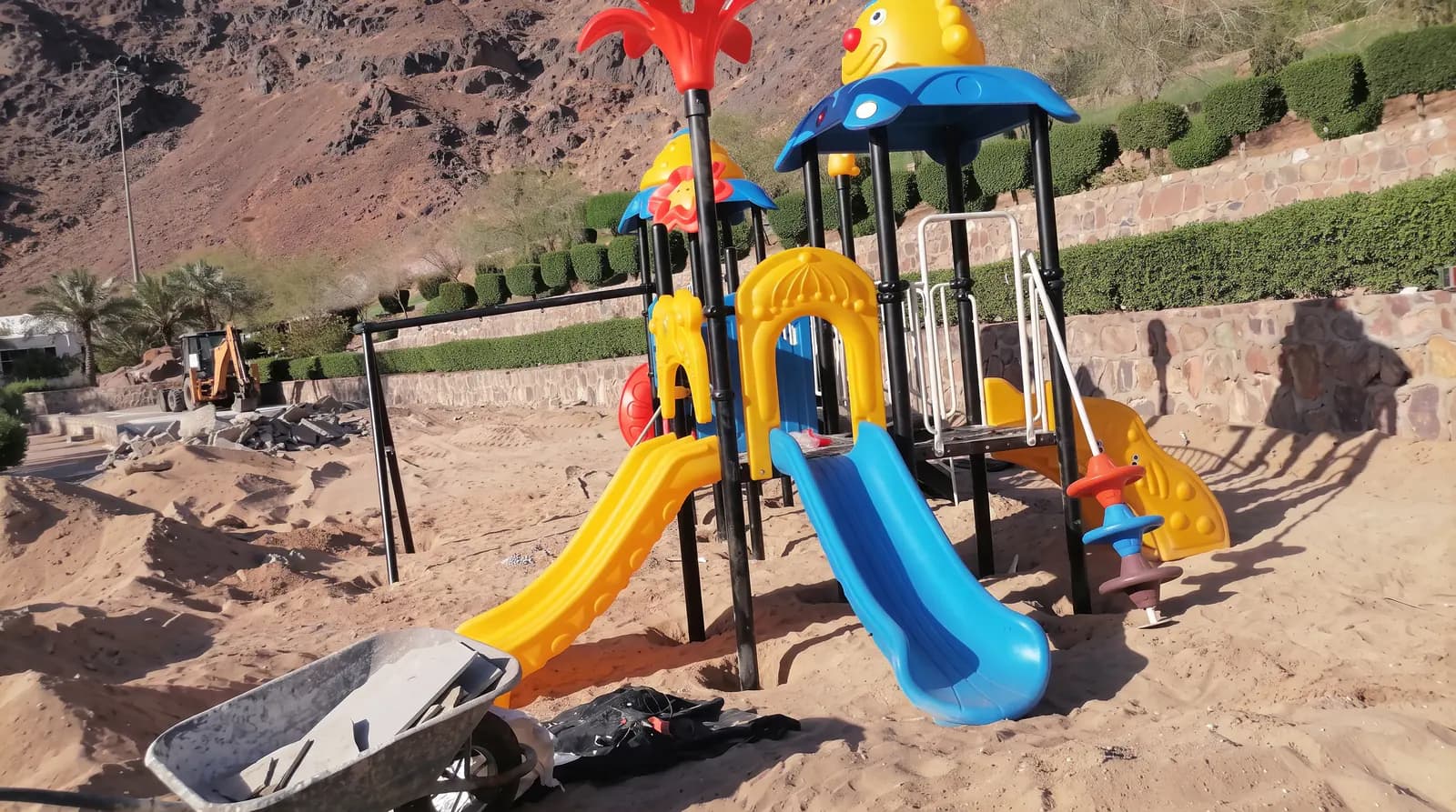تجهيزات ألعاب أطفال ملونة ضمن الحديقة