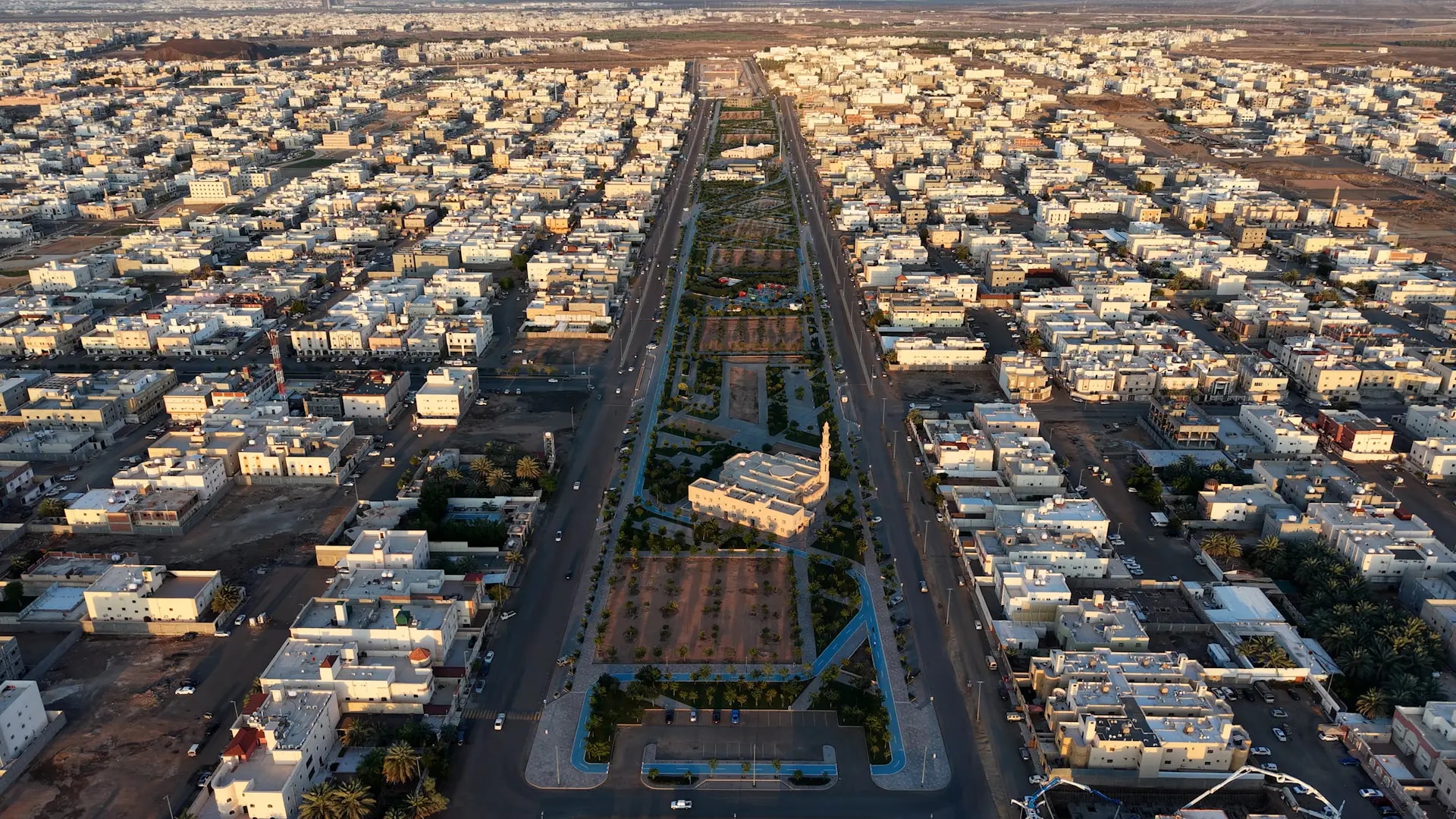 منظر جوي لمسارات الخدمات في شوران ممتدة وسط الأحياء المحيطة